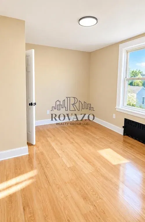 4 bed, 1.5 bath, 900 sqft, $2,600 — Photo 4