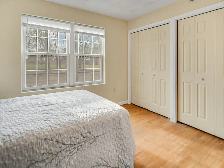 602 W Seneca St — Photo 4