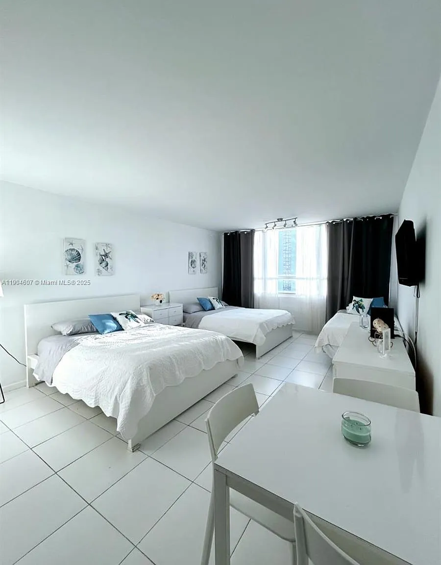 Castle Beach Club Condo — Photo 4