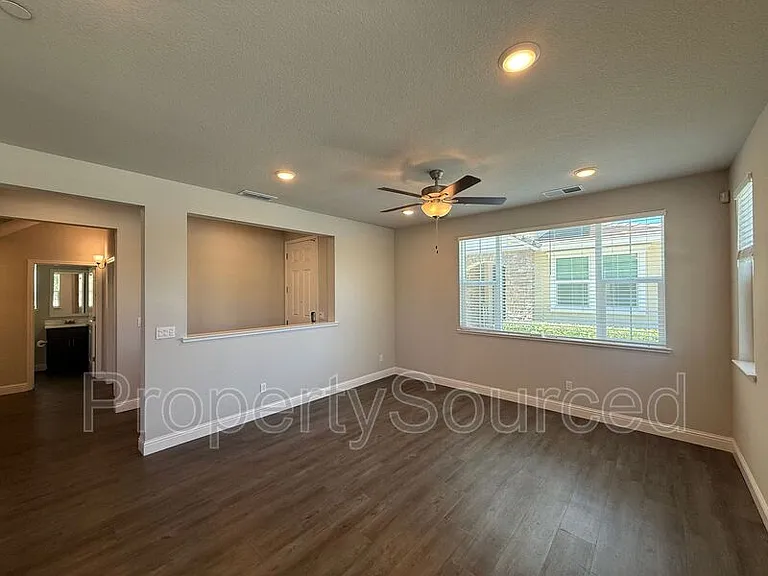 948 Posey St — Photo 5