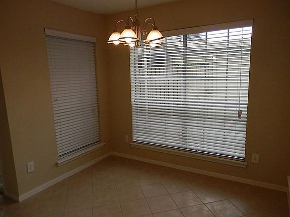 Breakfast area overlooking patio