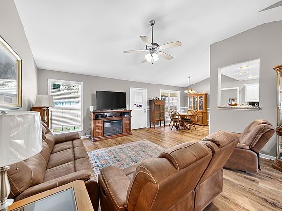 4th image of 603 Windy Rd