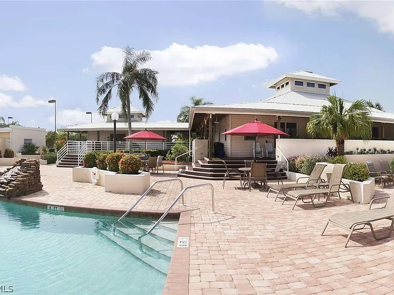 9439 Palm Island Cir — Photo 17