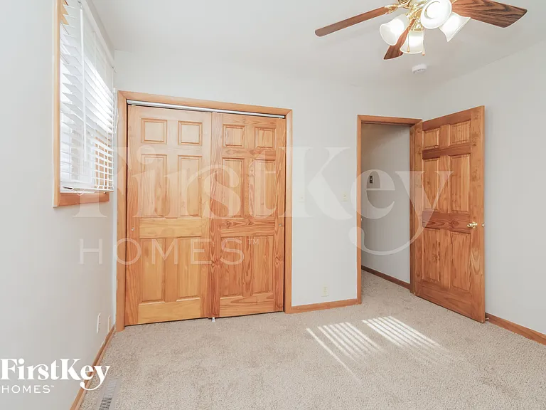422 Granville Ave — Photo 14