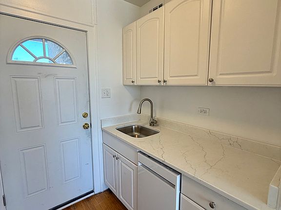 2nd image of 4419 N Whipple St #3W