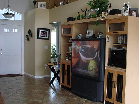 NEW 18' TILE THROUGHOUT