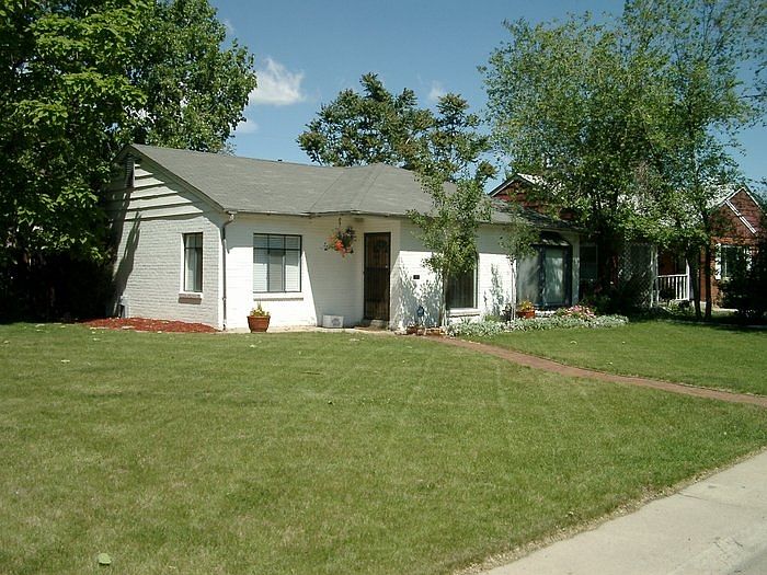 1st image of 985 Elm St