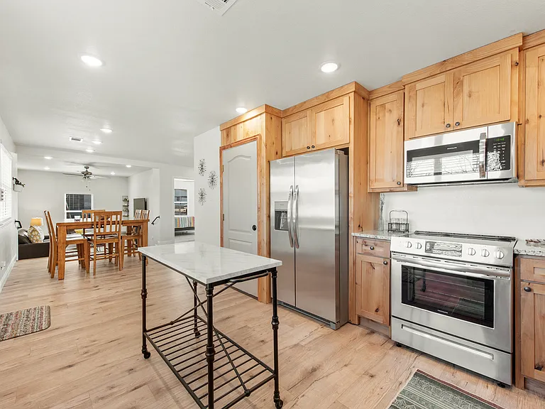 210 Hiland Ln — Photo 3