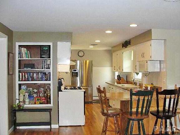 3rd image of 3649 N Leroy Ave