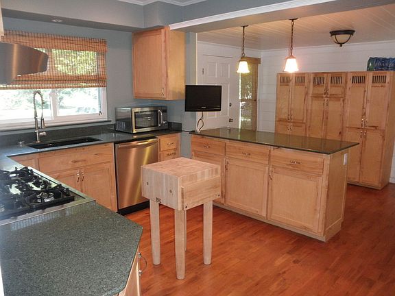 2nd image of 915 Laurel Ave