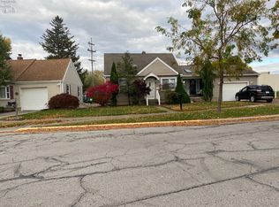 1448 Hollyrood Rd, Sandusky, OH 44870