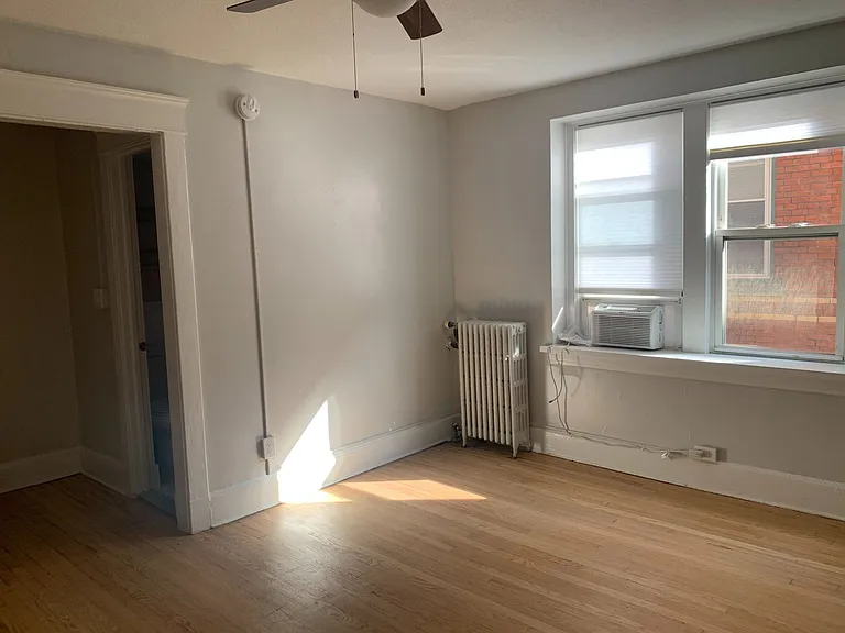 100 Howe Street — Photo 123