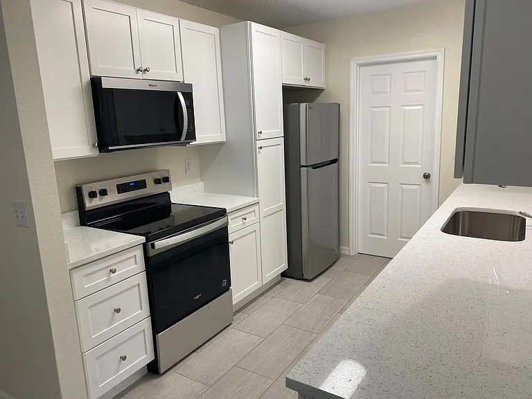 640 Poinsettia Dr — Photo 2