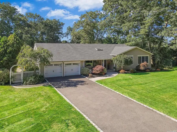 6 Canterbury Drive, Hauppauge, NY 11788