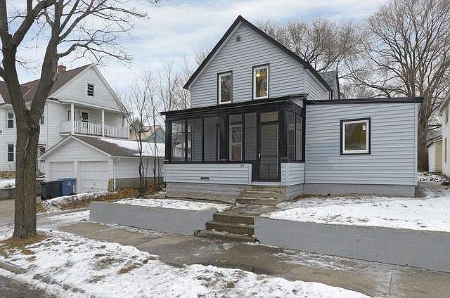 1st image of 1919 6th St NE