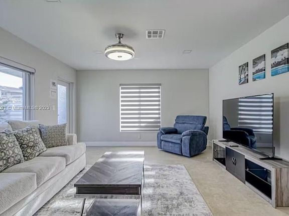 4th image of 2421 NE 25th Pl #2421