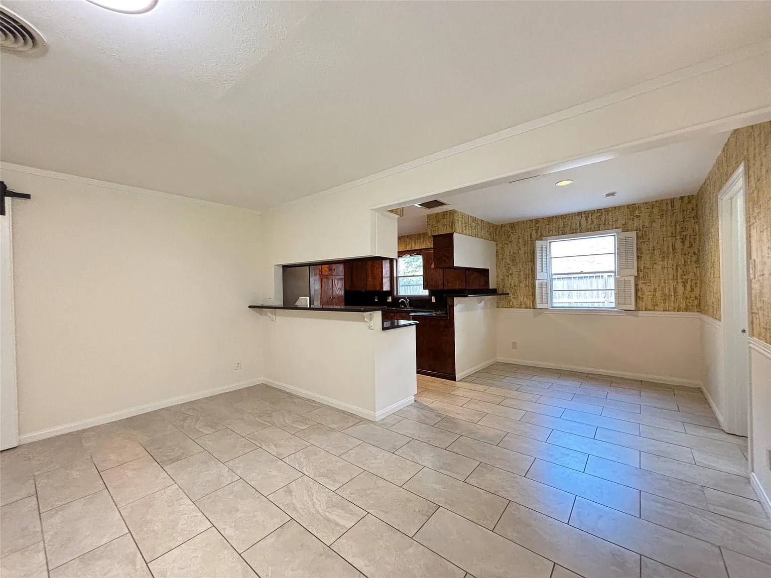 4 bed, 2.0 bath, 2002 sqft, $3,700 — Photo 4