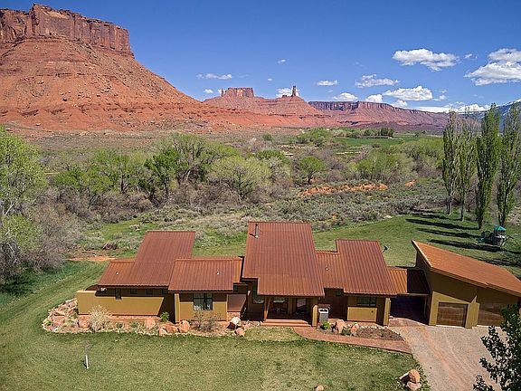 3rd image of 425 Amber Ln