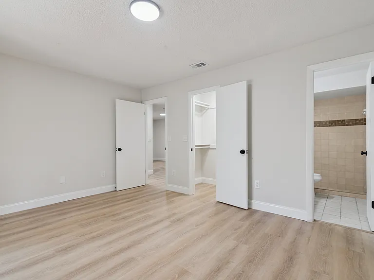 145 E Towne Pl — Photo 10
