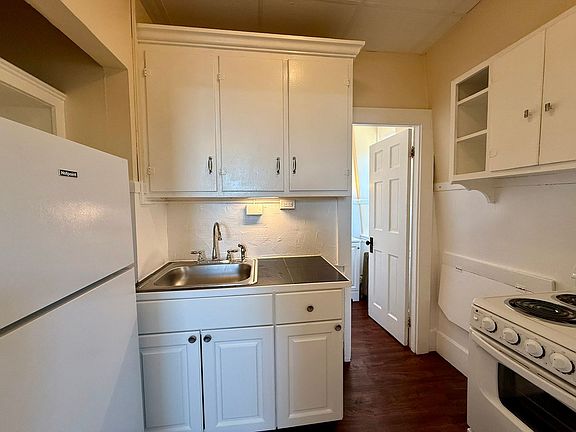 5th image of 574 Hall St APT 3F