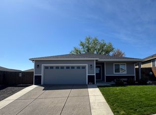 935 Stonewater Dr, Eagle Pt, OR 97524