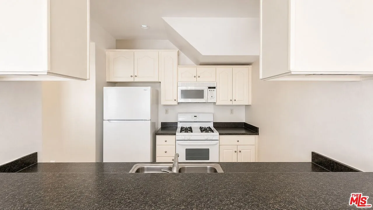 2 bed, 2.0 bath, 1100 sqft, $2,395 — Photo 2