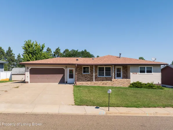 1428 13th St W, Dickinson, ND 58601