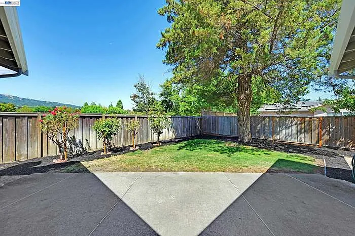6877 Rayland Ct — Photo 2