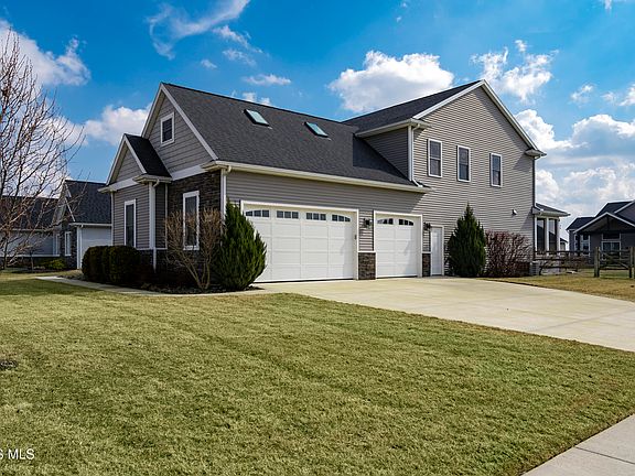 4th image of 9541 Newbury Ln