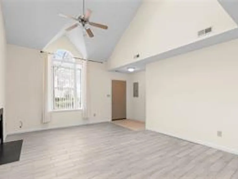 355 Lees Mill Dr — Photo 4