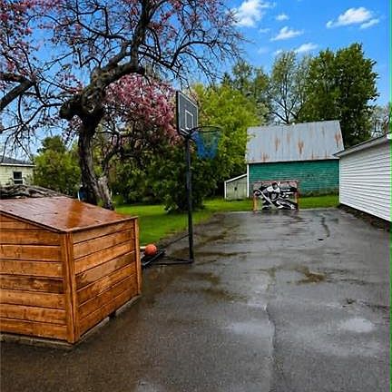 4th image of 20 Maple St