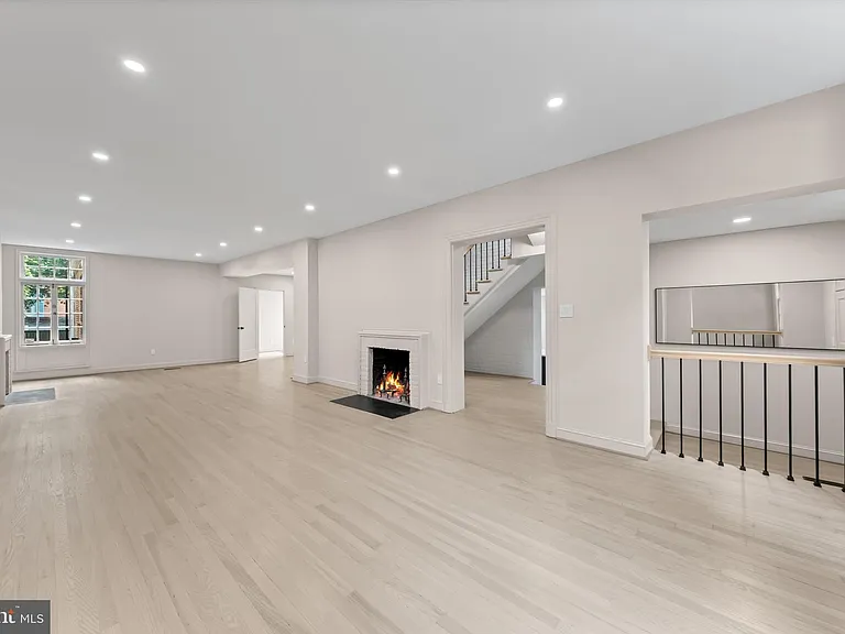 1525 35th St NW — Photo 3
