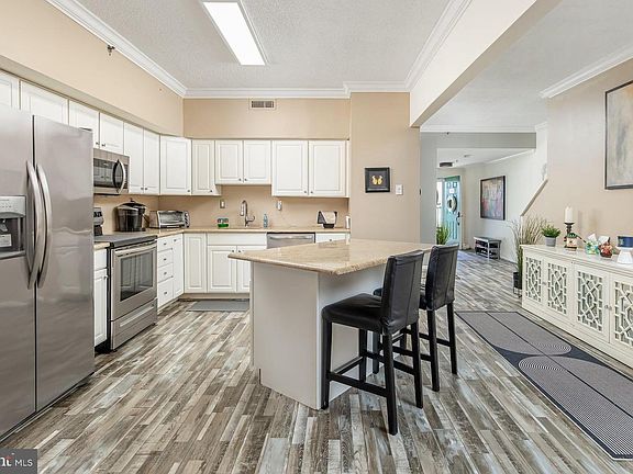 3rd image of 6142 Main St