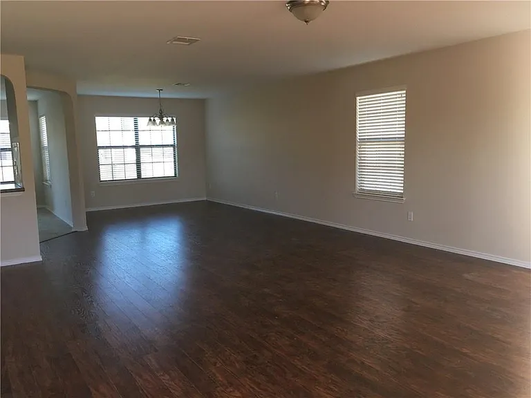 524 Castebar Dr — Photo 3