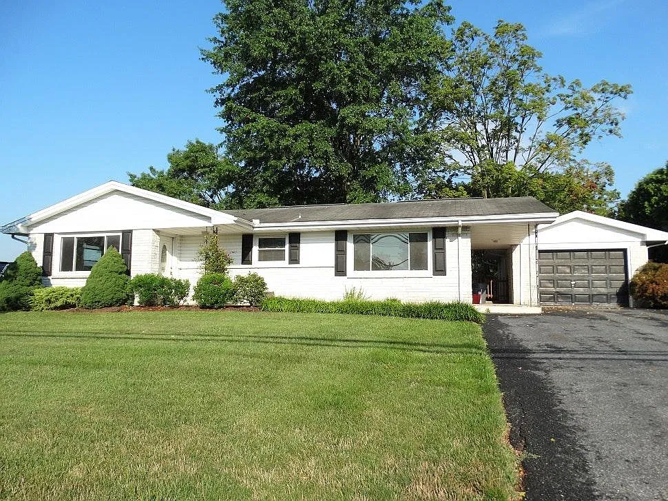3 bed, 1.5 bath, 1488 sqft, $1,795 — Photo 1