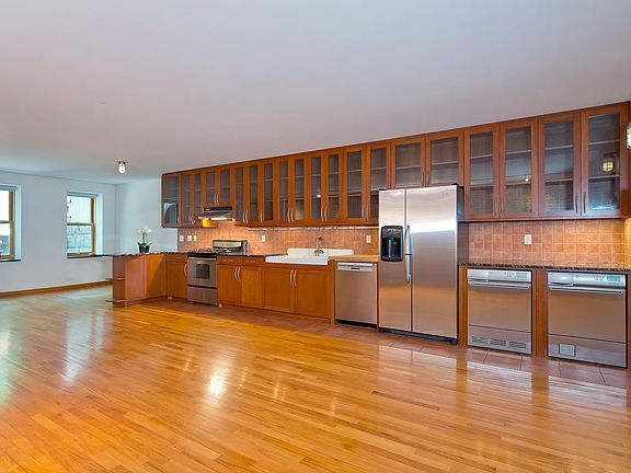3rd image of 34 W 89th St