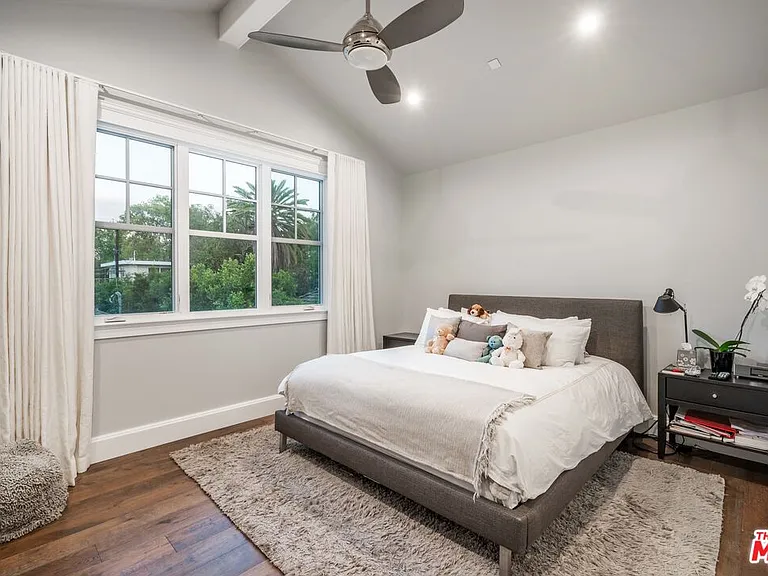4800 Zelzah Ave — Photo 39