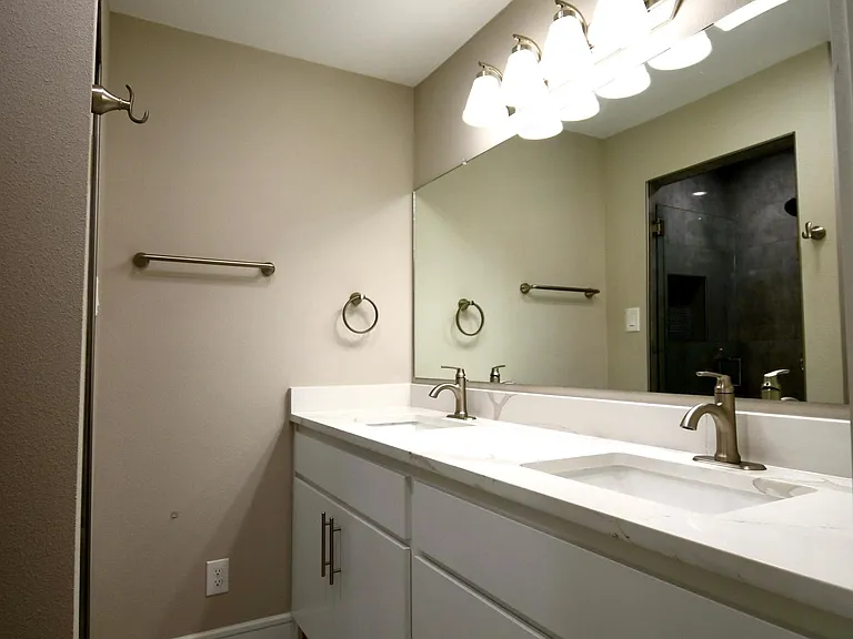 1015 Mitchell Rd — Photo 3