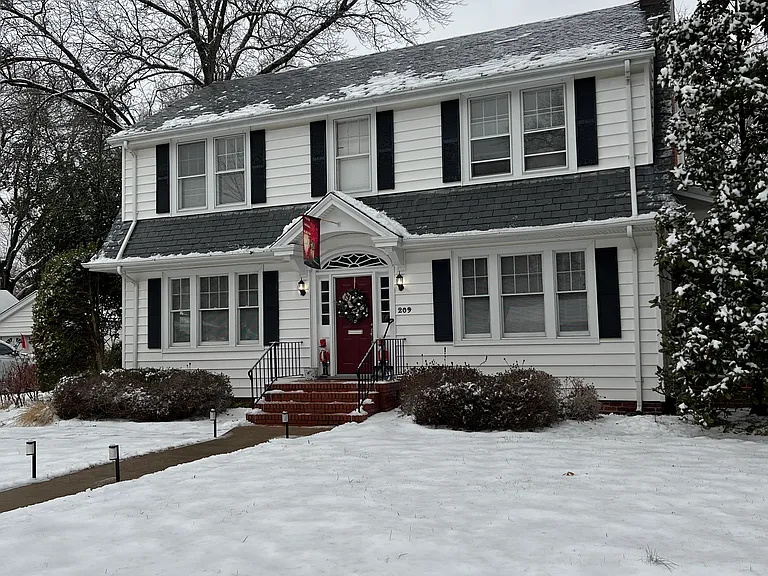 209 Randolph Cir — Photo 3