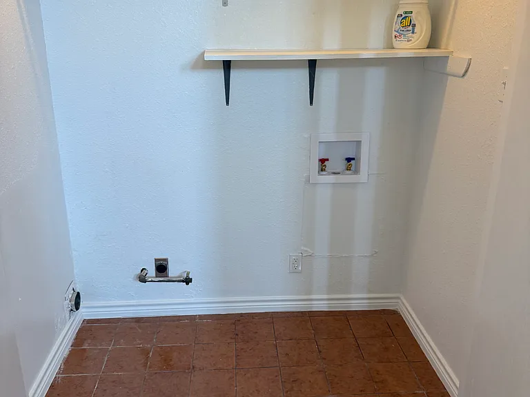 837 Avenue C — Photo 19