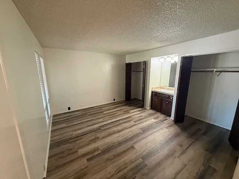 940 W East Ave #4 — Photo 1