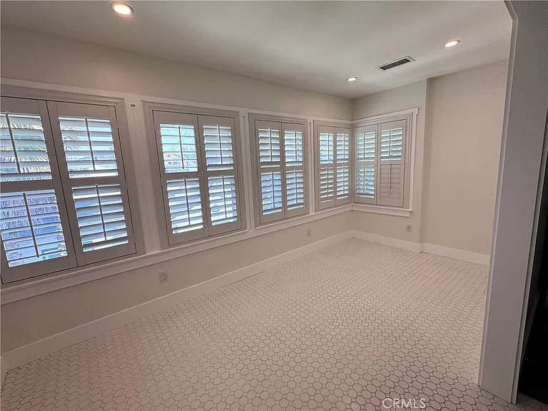 2716 S La Salle Ave — Photo 35