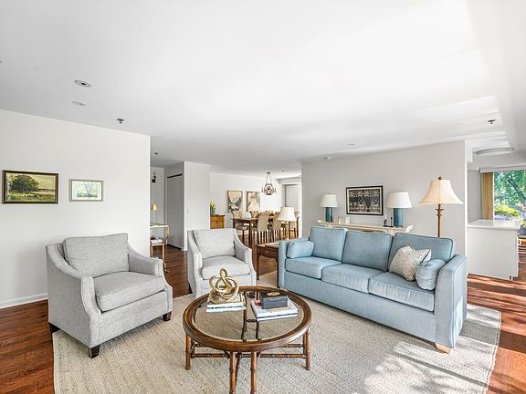 4th image of 1050 Arbor Ln Unit 303