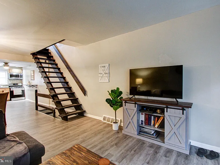 1215 Daly St — Photo 3