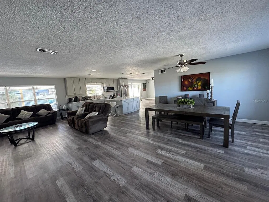 3 bed, 2.0 bath, 1864 sqft, $3,500 — Photo 3