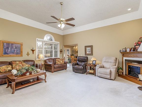 5th image of 700 Rosewood Dr