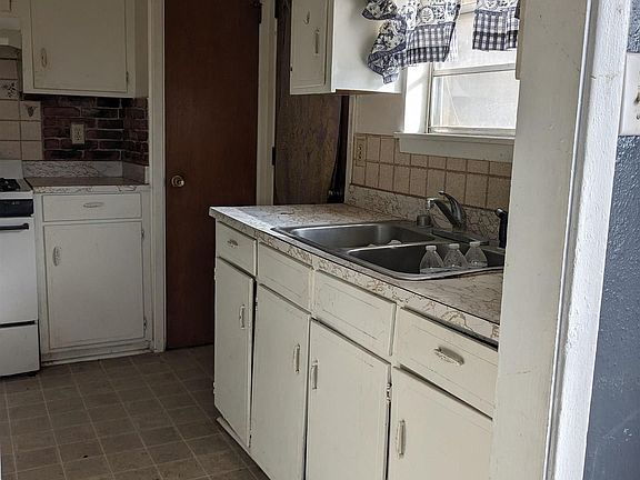 3rd image of 817 N Gold St