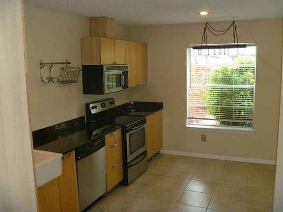 5th image of 2027 Clubview Dr