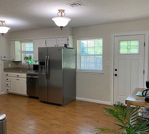 3rd image of 601 Garden Ln