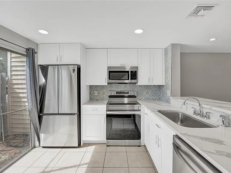 55 SW 3rd St — Photo 7